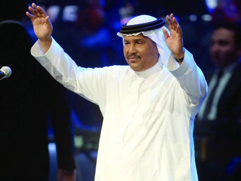 اضغط لمشاهدة الفيديو: محمد عبده يتعرض لموقفٍ محرج على المسرح، تداركه بالضحك للجمهور
